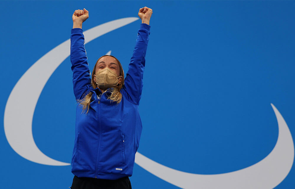 Karolina Pelendritou celebrates after winning the gold medal and setting a world record.