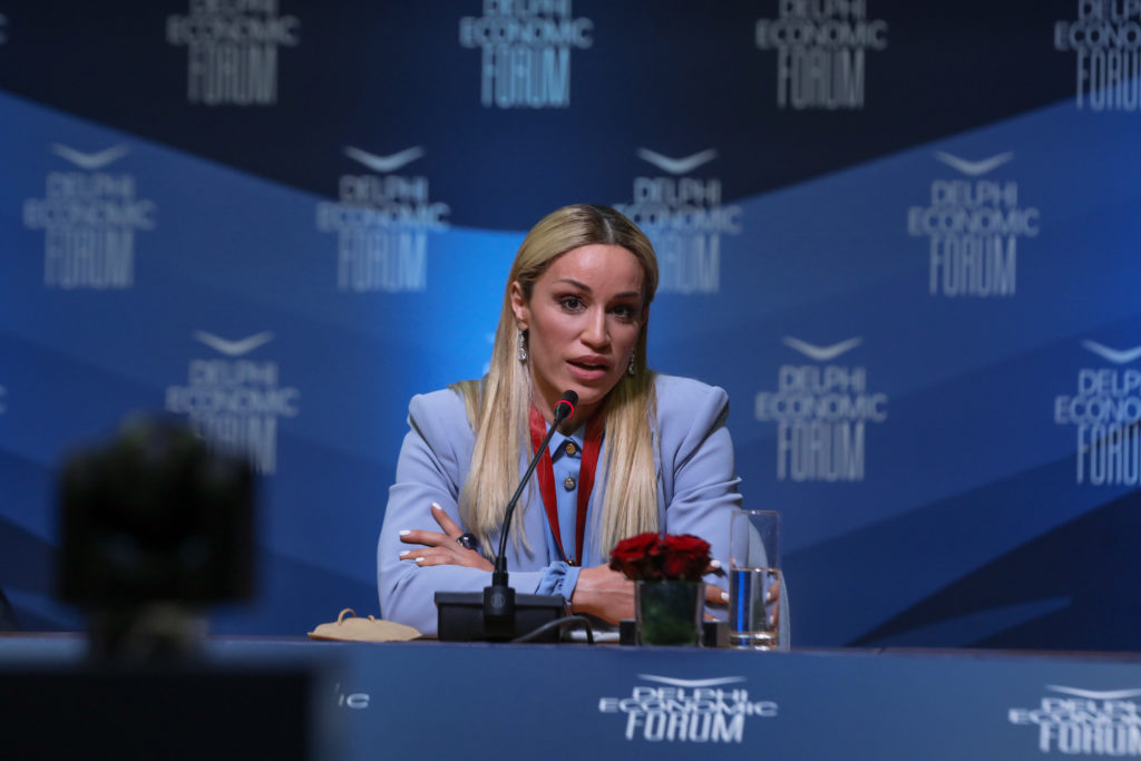 Karolina giving motivational speech at Delphi Economic Forum